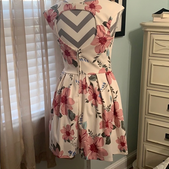 Fun Summer dress! - Picture 2 of 6